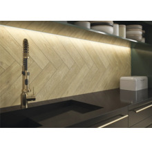Scène de cuisine avec robinet d''évier, évier et panneaux muraux à chevrons