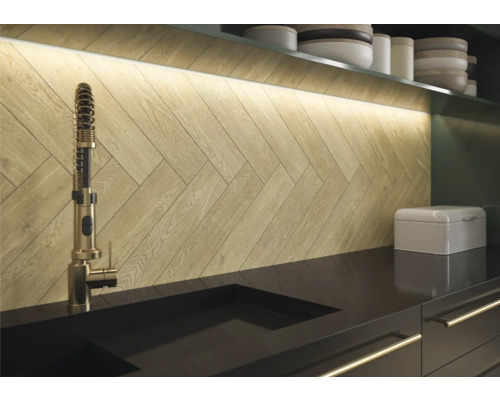 Küchenszene mit Spültischarmatur, Spüle und Wandpaneelen in Fischgrätmuster