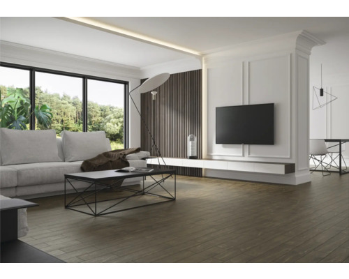 Heller Wohnraum mit Sofa, Couchtisch, Fernseher und Parkettboden.