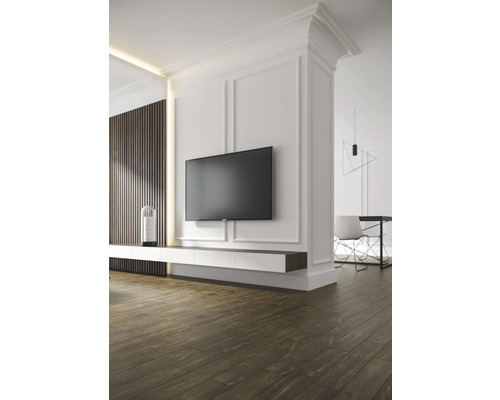 Wohnzimmer mit Fernseher, Wandpaneelen und Holzfußboden für ein modernes Ambiente.