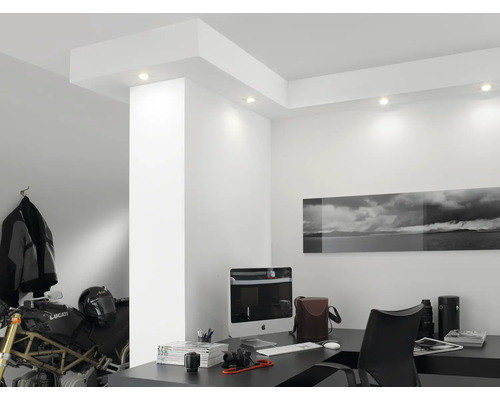 Bureau avec bureau, ordinateur et moto