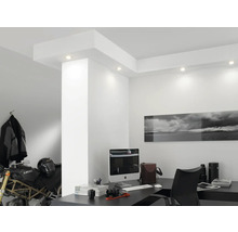 Bureau lumineux avec bureau, ordinateur, moto et spots de plafond