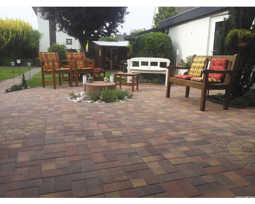 Garten mit Pflastersteinen, Gartenmöbeln und Bepflanzung