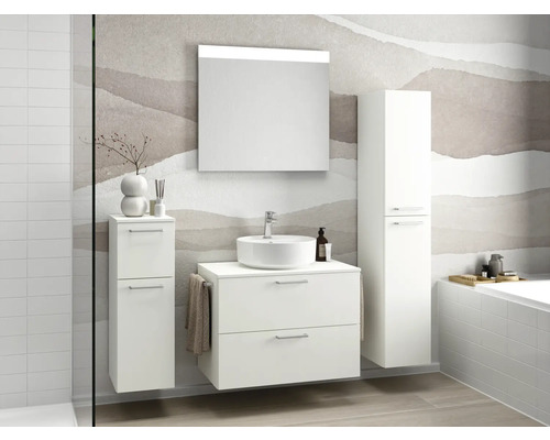 Modernes Badezimmer mit weißem Waschtischunterschrank, Spiegelschrank und Hochschrank