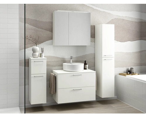 Badezimmer mit Waschtisch, Spiegelschrank und Hochschrank in hellem Design