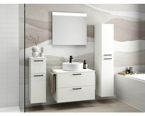 Modernes Badezimmer mit Waschbeckenunterschrank, Spiegelschrank und Hochschrank