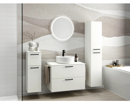 Badezimmer mit Waschtisch, Spiegelschrank und Hochschrank in hellem Design