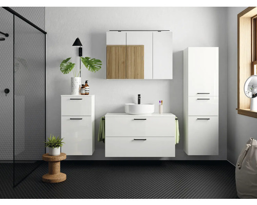 Badezimmer mit Waschbecken, Unterschrank, Spiegelschrank und Hochschrank