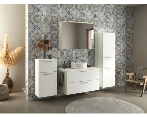 Badezimmer mit Waschbecken, Spiegelschrank, Unterschrank, Hochschrank und Fliesenwand