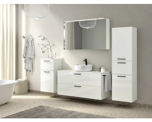 Badezimmer mit weißem Waschtisch, Spiegelschrank und Hochschrank für eine helle und organisierte Atmosphäre