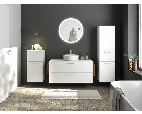 Modernes Badezimmer mit weißen Möbeln, Waschbecken, Spiegel und Badewanne.