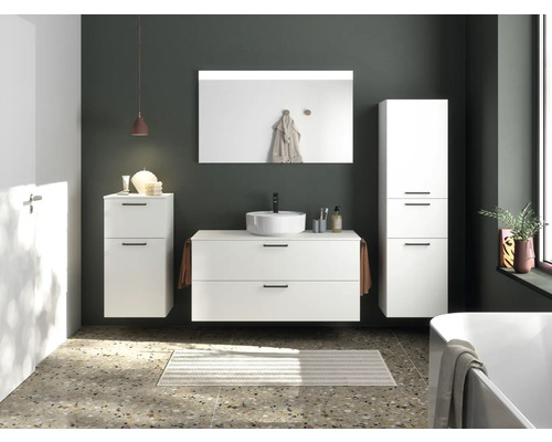 Modernes Badezimmer mit Waschbecken, Spiegel, Waschtischunterschrank und Hochschrank