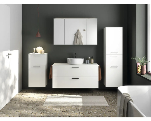 Badezimmer mit Waschbecken, Unterschrank, Spiegelschrank und Hochschrank in Weiß