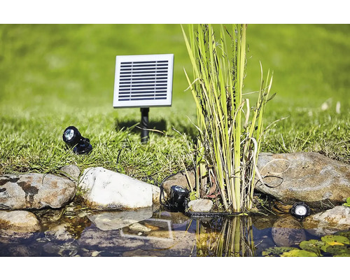 Gartenteich mit Solarmodul und Teichbeleuchtung