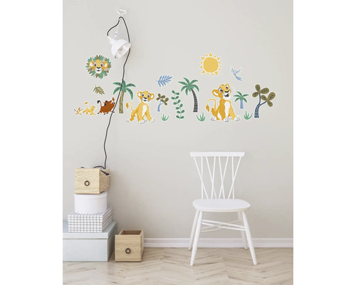 Décoration murale avec stickers muraux du film Le Roi Lion dans la chambre d''enfant.