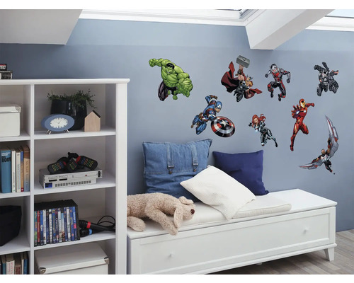 Chambre d''enfant décorative avec des motifs de stickers muraux de super-héros Marvel sur un mur bleu.