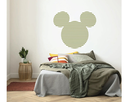 Chambre avec sticker mural Mickey Mouse au-dessus d''un lit.
