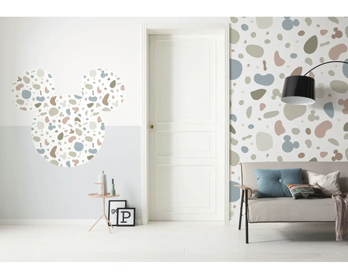 Intérieur avec papier peint terrazzo coloré et sticker mural Mickey Mouse
