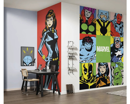 Raumgestaltung mit Marvel Tapeten und einem Schreibtisch