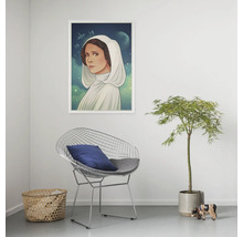 Dekoratives Star Wars Wandbild von Prinzessin Leia im weißen Rahmen in einem Wohnzimmer