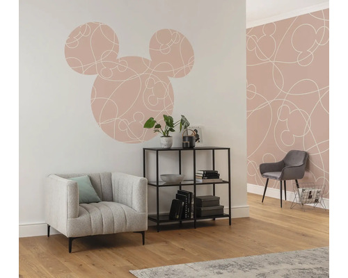 Zimmer mit Sessel, Regal und Wandtattoo in Mickey-Mouse-Form