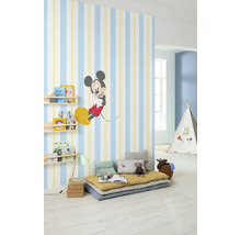 Chambre d''enfant avec papier peint rayé, étagères, coussins de siège et tente de jeu
