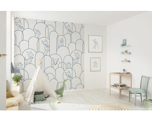 Chambre d''enfant avec papier peint à motifs, tente de jeu et mobilier pour enfants