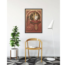 Portrait encadré d''une femme avec des cornes sur un mur au-dessus d''une chaise.