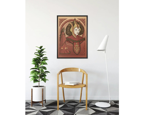 Portrait encadré d''une femme avec des cornes sur un mur au-dessus d''une chaise.