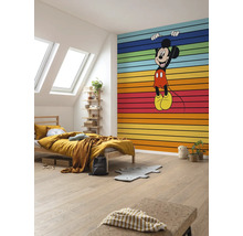 Kinderzimmer mit Bett, Regal und Wandtapete mit Mickey-Mouse-Motiv