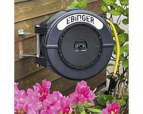 EBIINGER Schlauchtrommel mit gelbem Gartenschlauch an einer Holzwand montiert