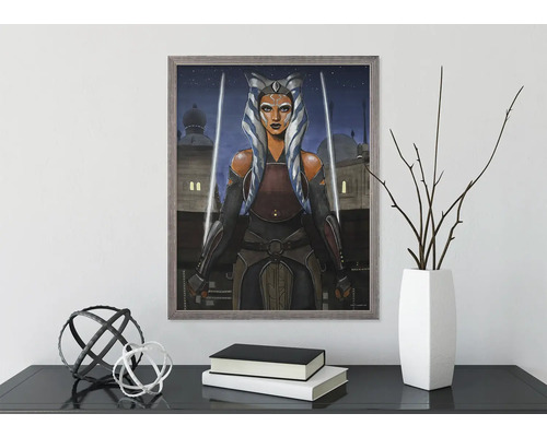 Tableau mural encadré Star Wars Ahsoka Tano au-dessus d''une table avec décoration
