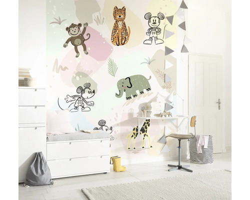 Kinderzimmer mit Wandaufklebern von Tieren und Micky Maus.
