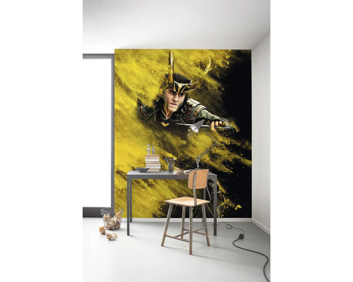 Wandbild mit Loki-Motiv in einem Arbeitszimmer mit Schreibtisch und Stuhl