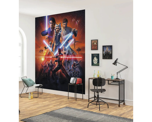 Raumansicht mit Star Wars Fototapete an der Wand, Schreibtisch und Stuhl.