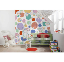 Chambre d''enfant décorée avec lit d''enfant, fauteuil à bascule et papier peint à motifs de dessins animés