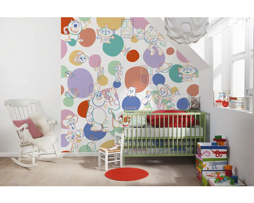 Chambre d''enfant décorée avec lit d''enfant, fauteuil à bascule et papier peint à motifs de dessins animés
