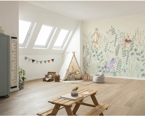 Chambre d''enfant avec fenêtres de toit, papier peint Winnie l''ourson, tente de jeu et table pour enfants