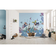 Chambre d''enfant avec une fresque murale de Mickey et Minnie faisant de la plongée, décorations sur le thème nautique et ambiance lumineuse et conviviale.