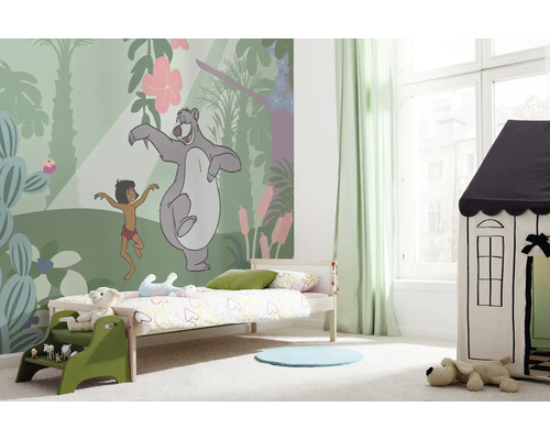 Chambre d''enfant avec papier peint Livre de la jungle, lit et cabane de jeu