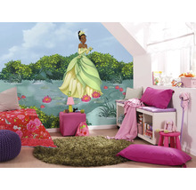Chambre d''enfant avec fresque murale, lit, tapis et meubles de rangement