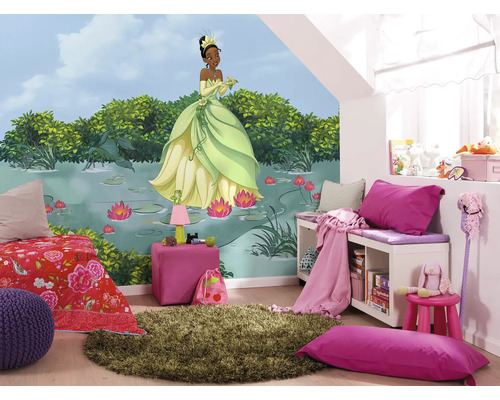 Chambre d''enfant avec fresque murale, lit, tapis et meubles de rangement