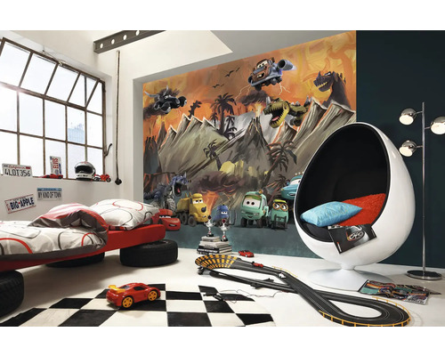 Chambre d''enfant avec lit voiture, circuit de course, fauteuil œuf et fresque murale