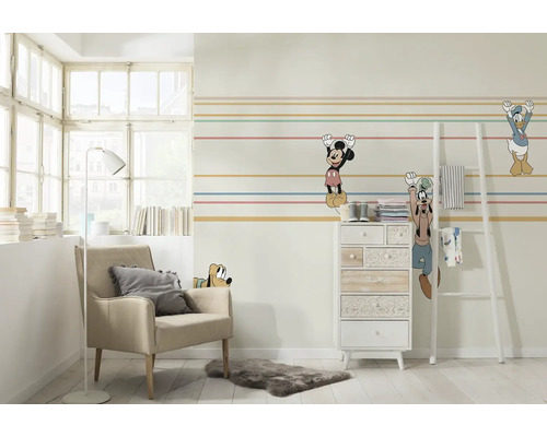 Dekoriertes Zimmer mit Sessel, Kommode und Disney Figuren Wandtattoo