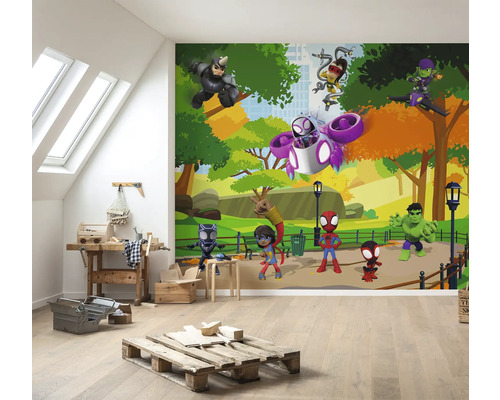 Chambre d''enfant avec une fresque murale de superhéros dans un parc