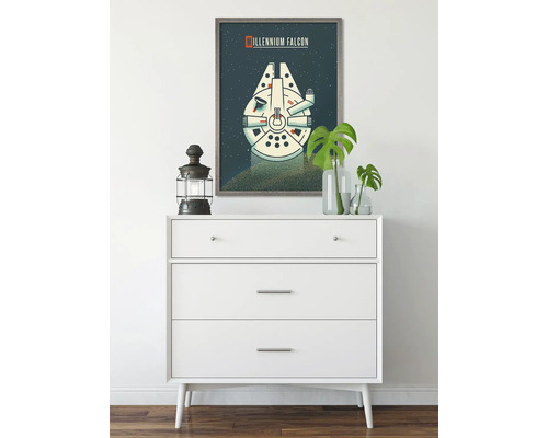 Dekorative Szene mit einer Kommode und einem gerahmten Bild des Millennium Falcon