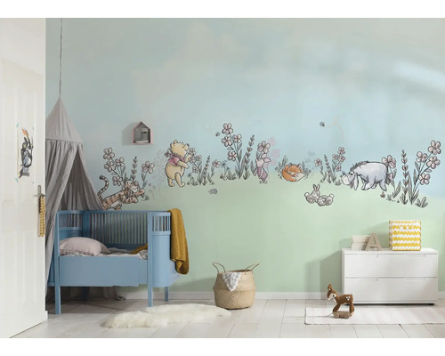 Kinderzimmer mit Wandtattoo Winnie Puuh, Kinderbett, Himmelbett und Kommode