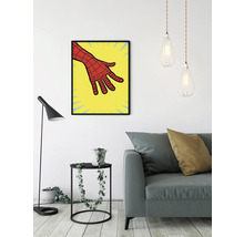 Salon avec canapé, lampadaire, table d''appoint avec plante et une image encadrée d''une main de bande dessinée