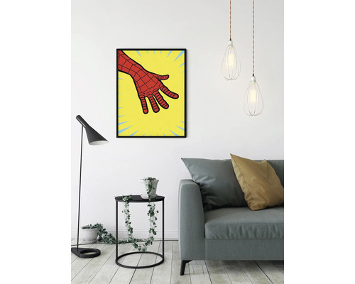 Salon avec canapé, lampadaire, table d''appoint avec plante et une image encadrée d''une main de bande dessinée