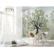 Chambre d''enfant avec papier peint arbre, table de jeu, chaises, ciel de lit et lanternes en papier